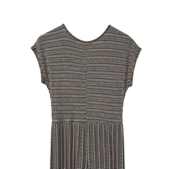 Caution to the wind patterned romper. Size medium - Picture 5 of 6